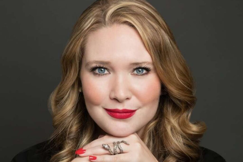 Sarah J Maas Net Worth